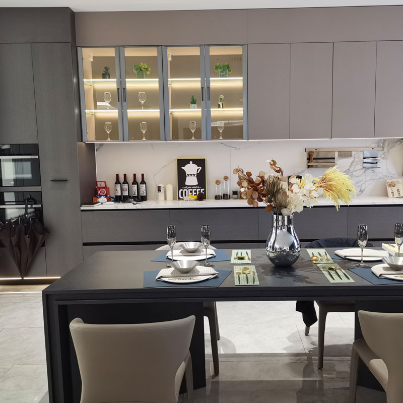 Como os armários da sala de jantar transformam espaços domésticos modernos?