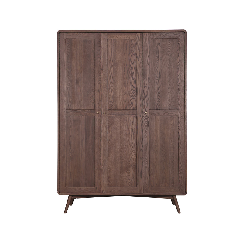 Um guarda-roupa de três portas em carvalho escuro é a solução de armazenamento perfeita para casas modernas